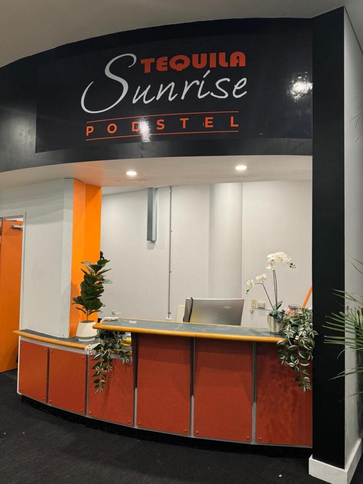 Tequila Sunrise Podstel Hostel Gold Coast Exterior photo